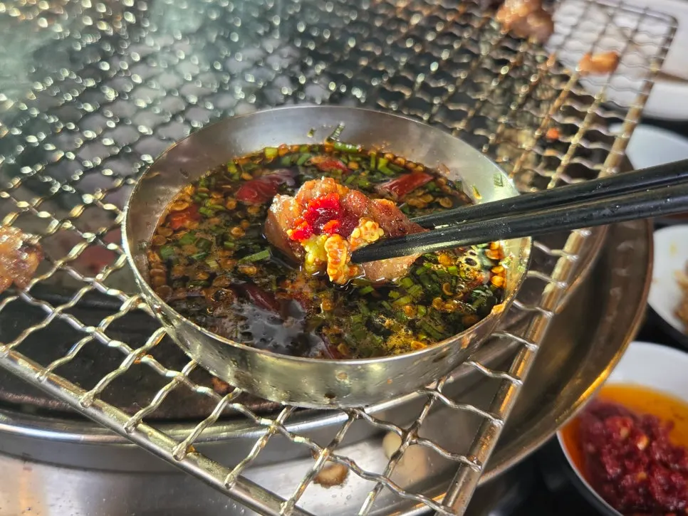소스를 모두 올려 먹는 마농 갈비살 한 점