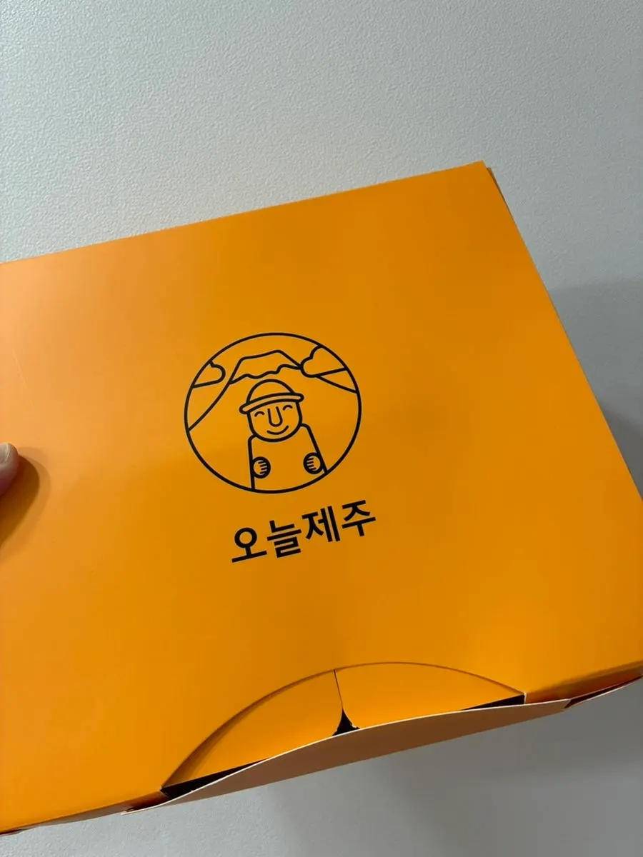 주황색 쇼핑백에 담긴 구매품