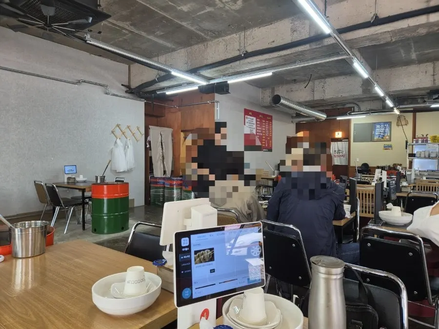 매장 앞 거리와 간판