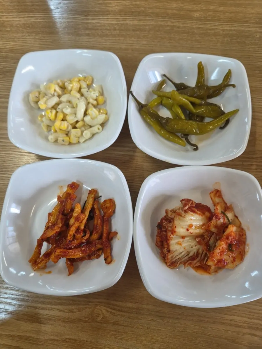 앞치마와 종이에 싸인 수저, 물티슈