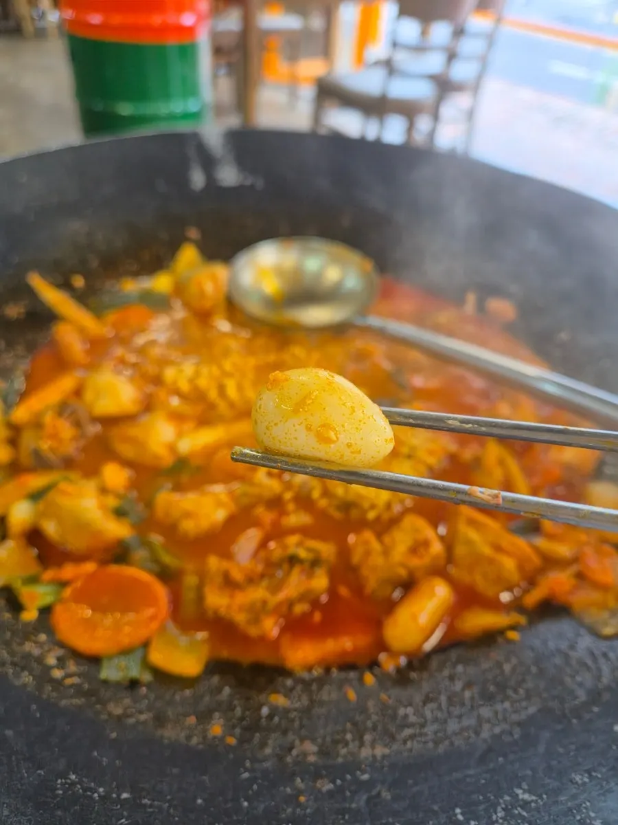 치즈떡과 메추리알이 보이는 닭도리탕