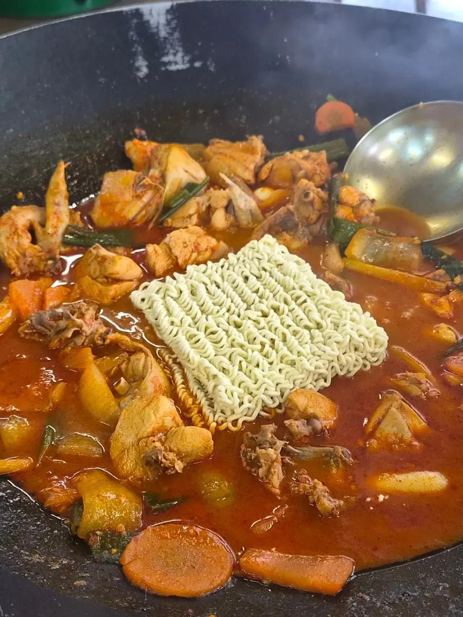 건져 올린 닭고기 한 점