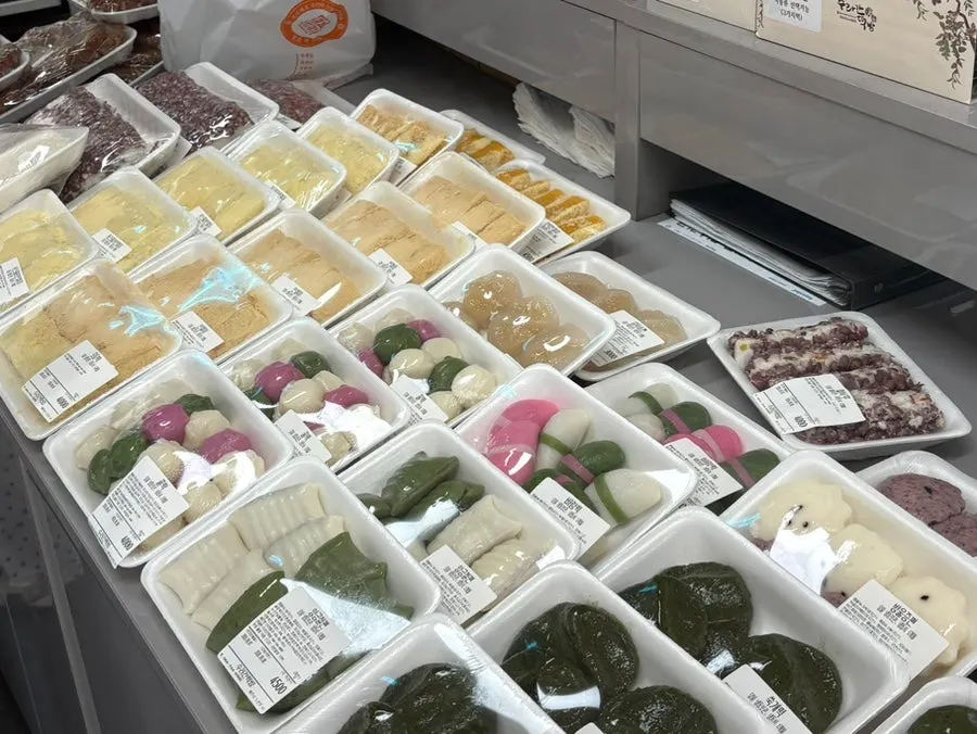 Individually wrapped rice cakes with price tags on display