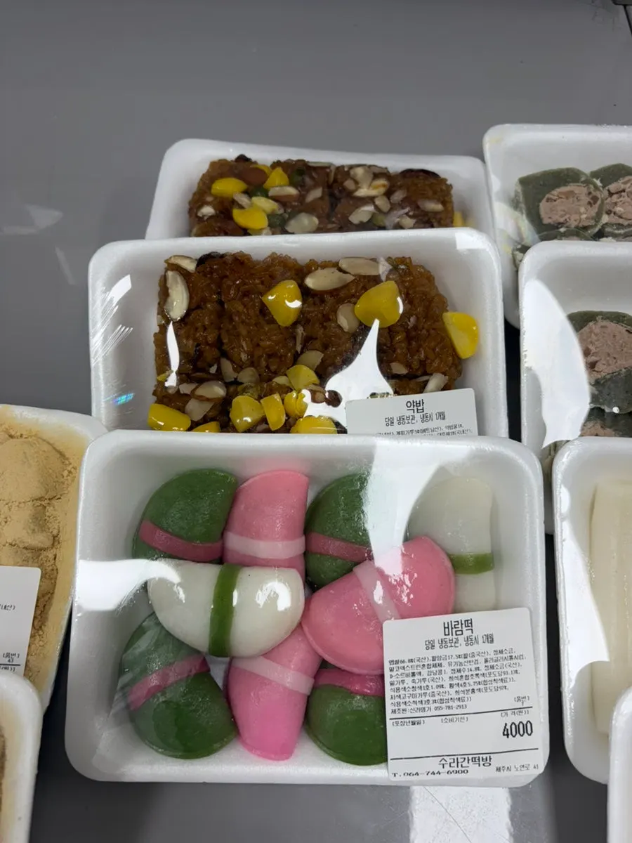 Castella injeolmi and jeolpyeon on display at Suragan Tteokbang