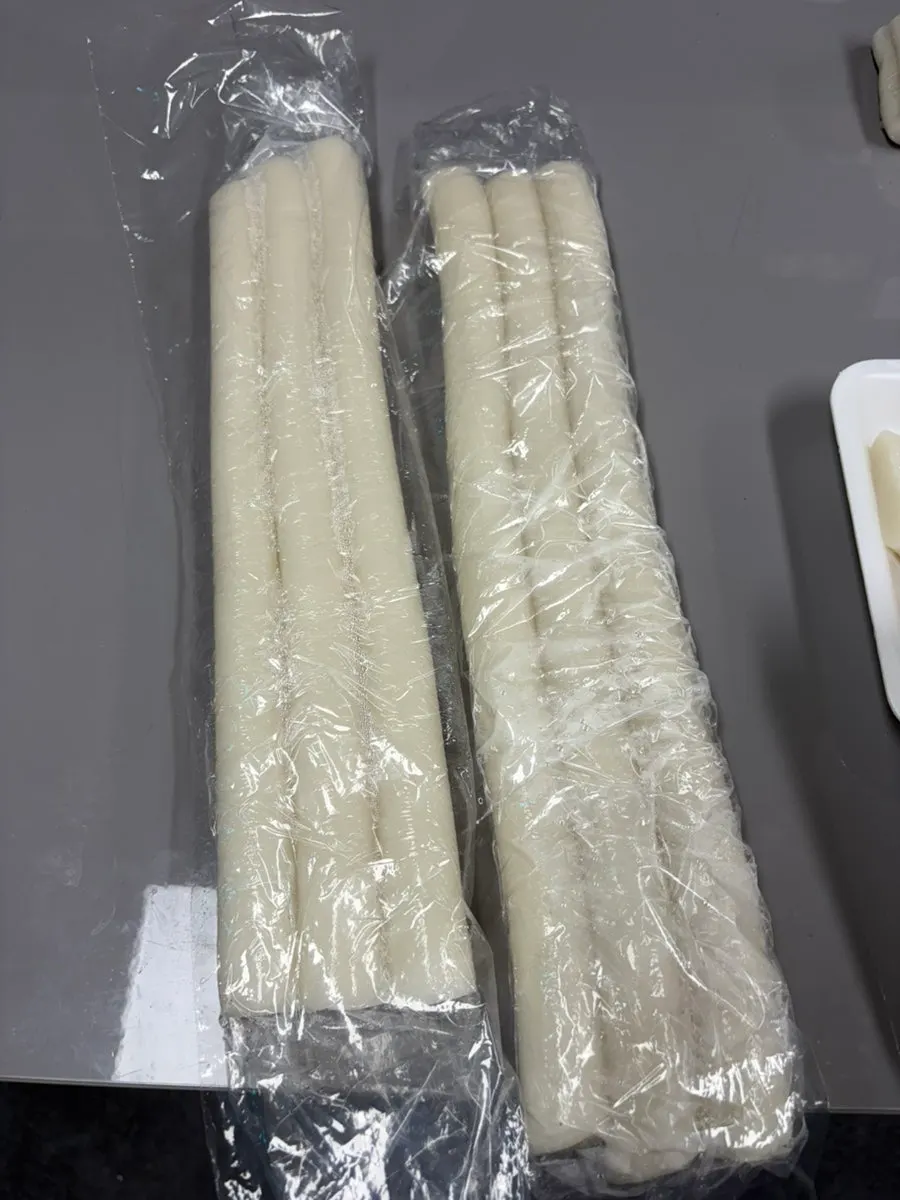 Popular injeolmi-tteok packaged on display