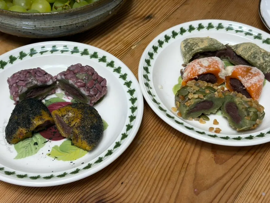Omegi-tteok cut in half after natural thawing