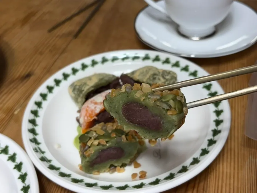 Black sesame omegi-tteok and tangerine omegi-tteok