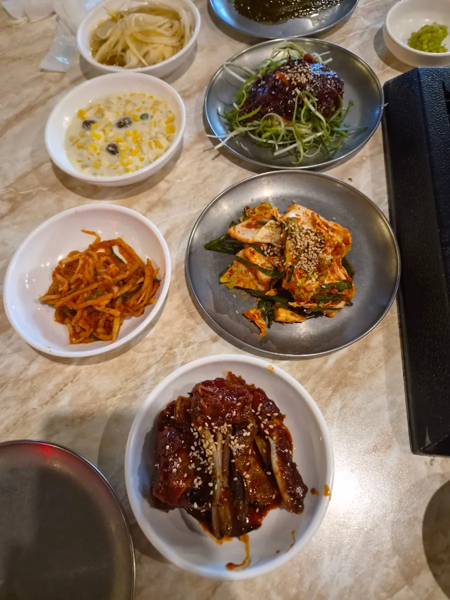 흑돼지 식사 기본 밑반찬