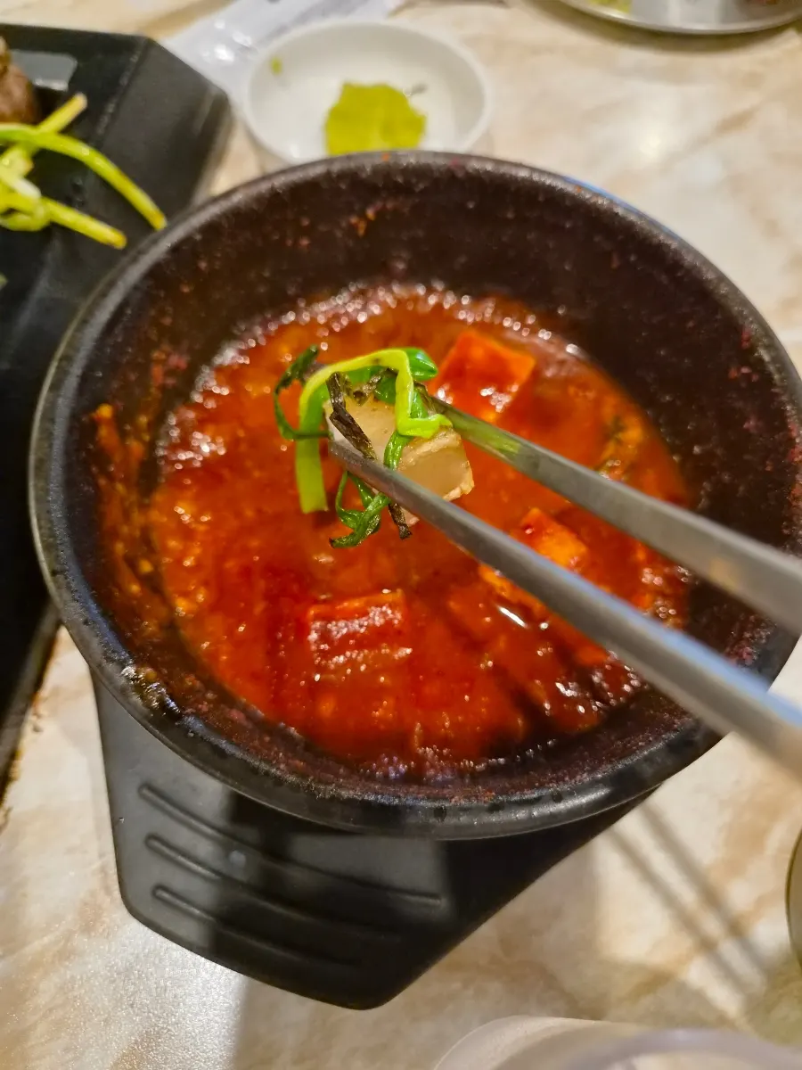 그릴링 서비스로 익힌 흑돼지