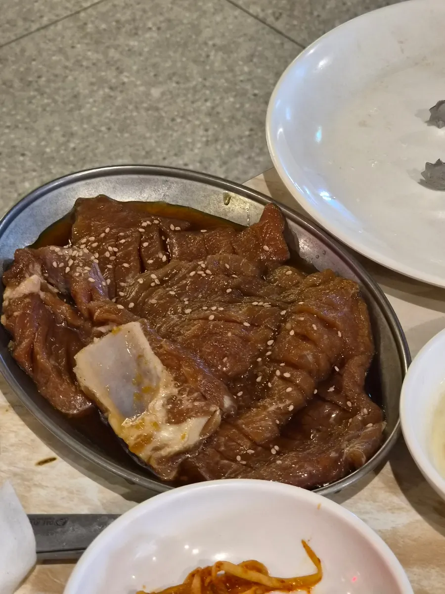 쪽파와 멜조림을 곁들인 고기