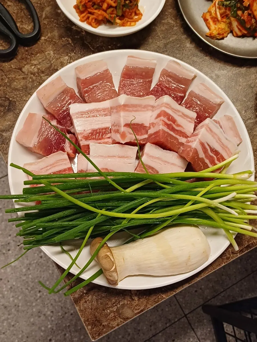 쪽파와 함께 나온 난축맛돈 한 접시