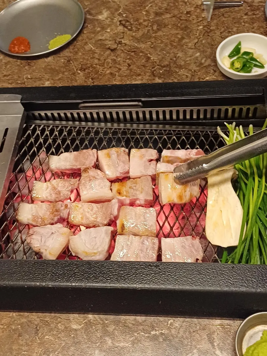 흑돼지와 곁들여 먹는 멜조림