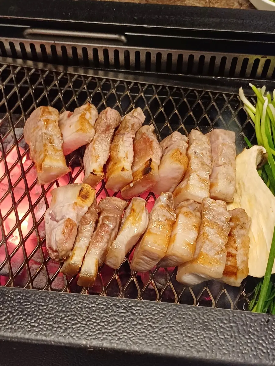 난축맛돈 숯불구이 조리 모습