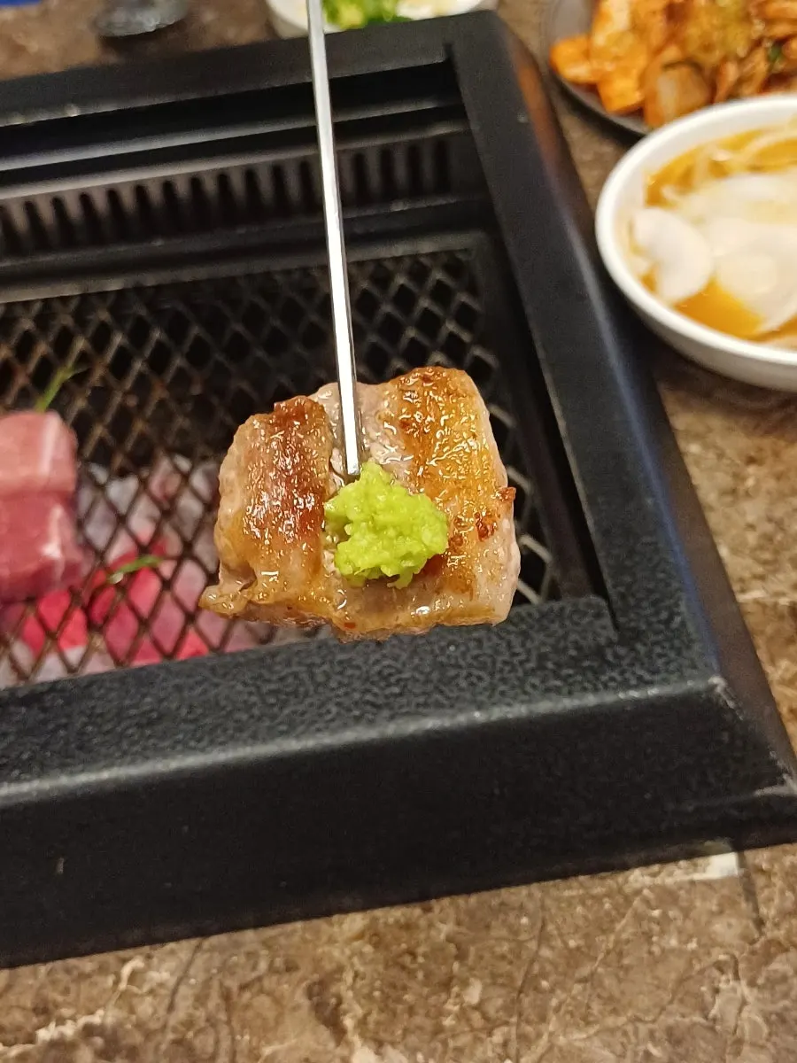 따뜻하게 보관한 구운 흑돼지