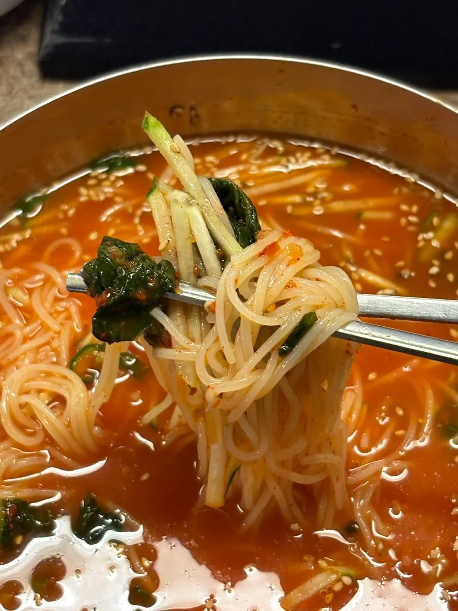 Young-radish noodles in dongchimi broth