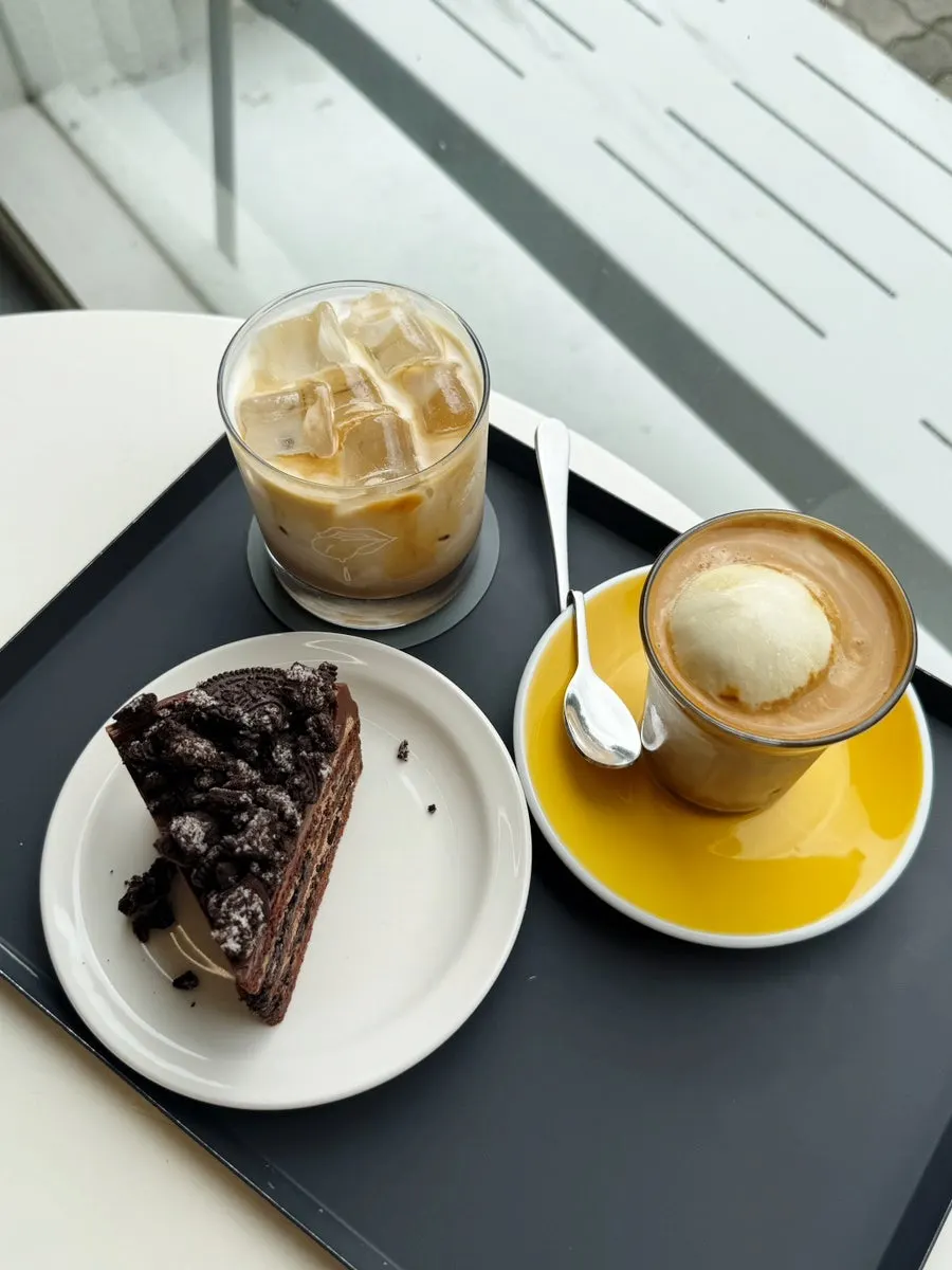 Oreo crumble chocolate cake and coffee