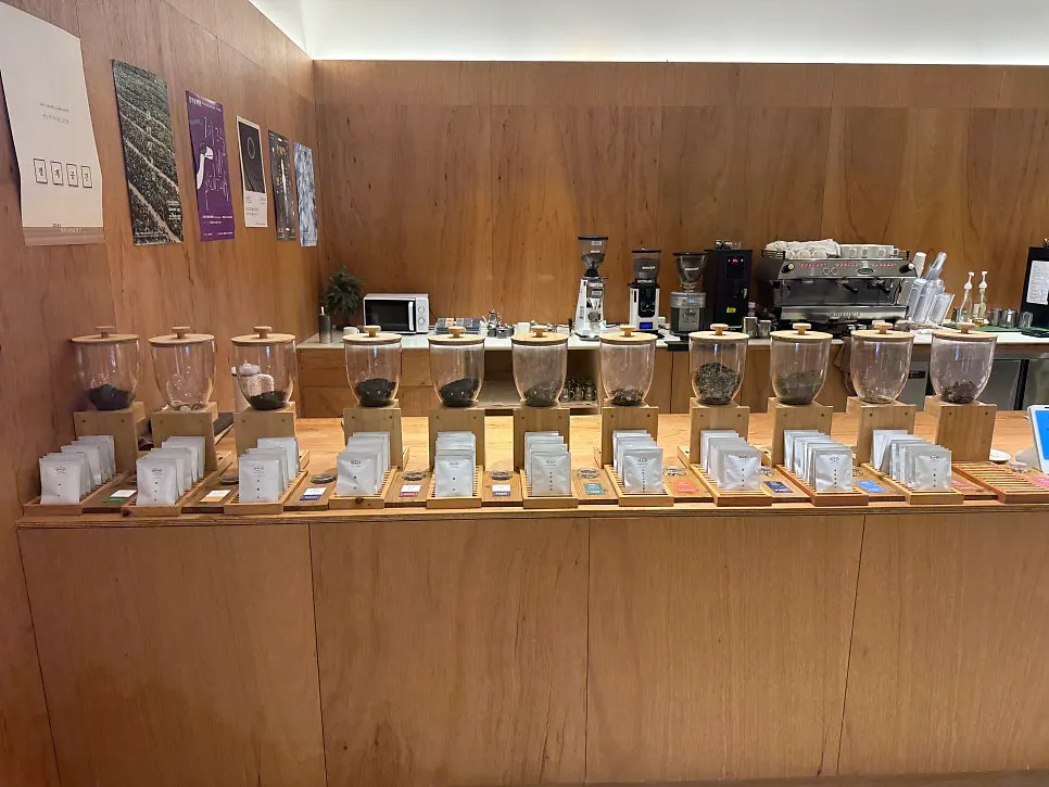 녹차와 호지차가 적힌 차 메뉴