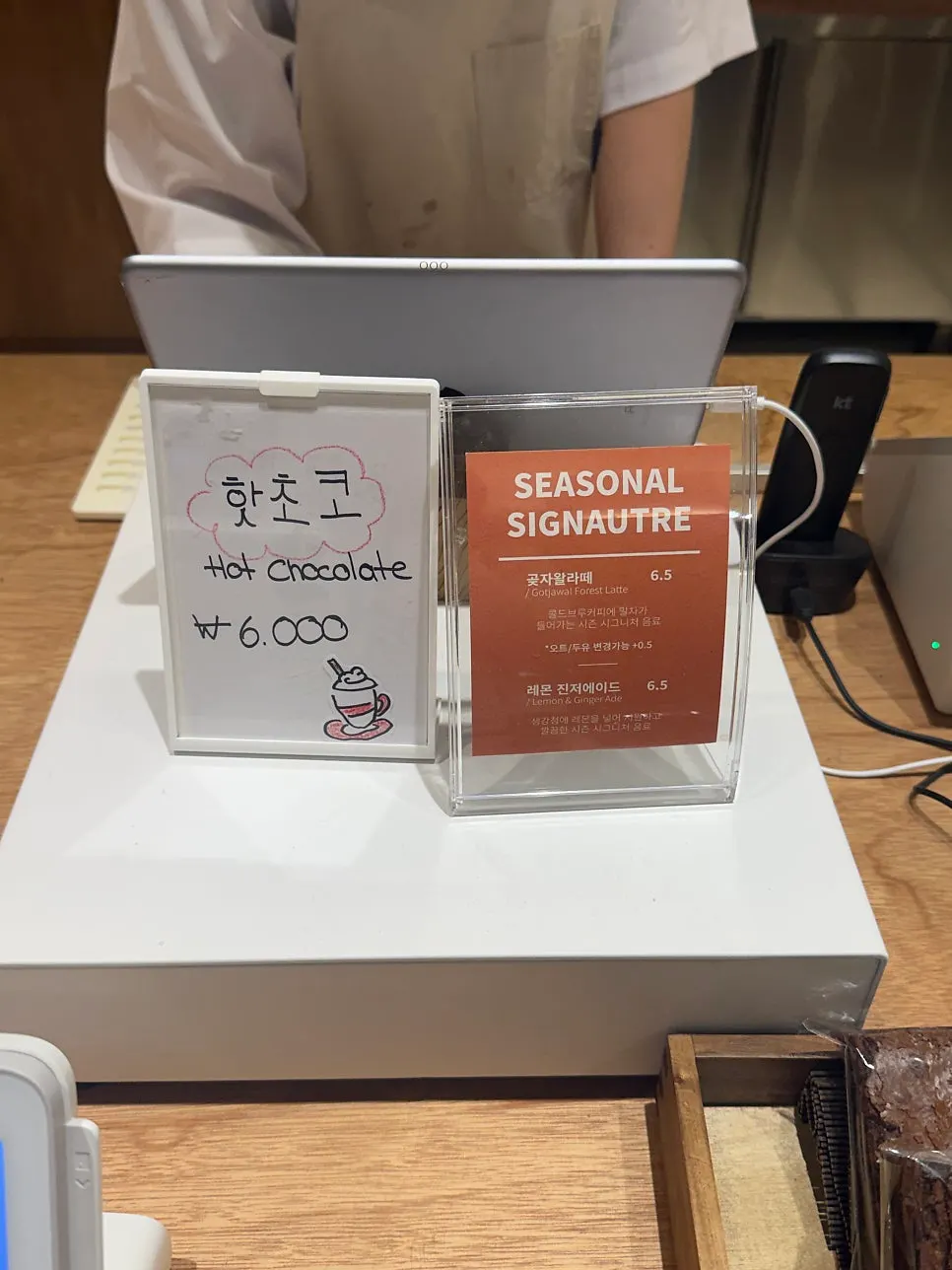 가게 중앙 소금빵 베이커리 진열대