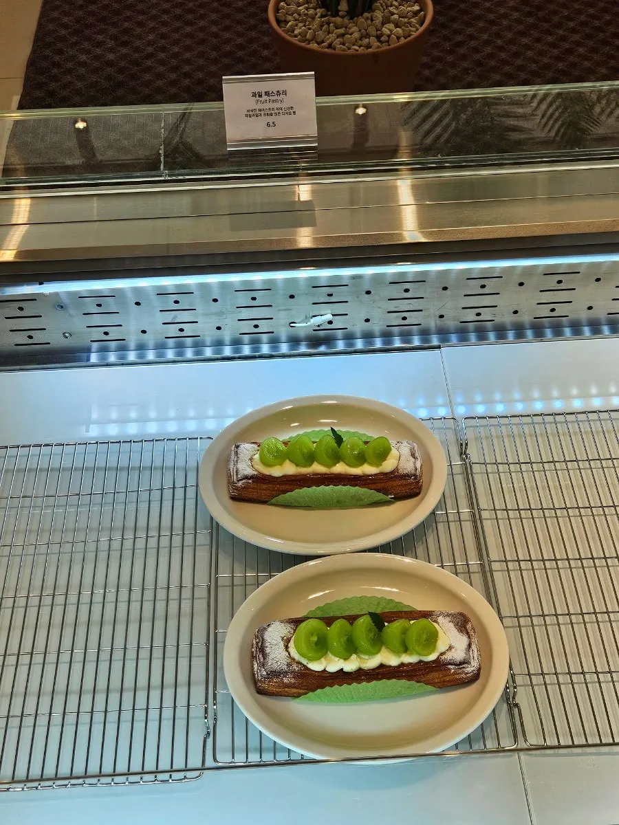 도바나 소금빵 베이커리 진열