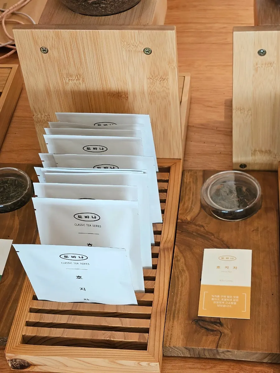 오름쑥 크림치즈 등 빵 진열