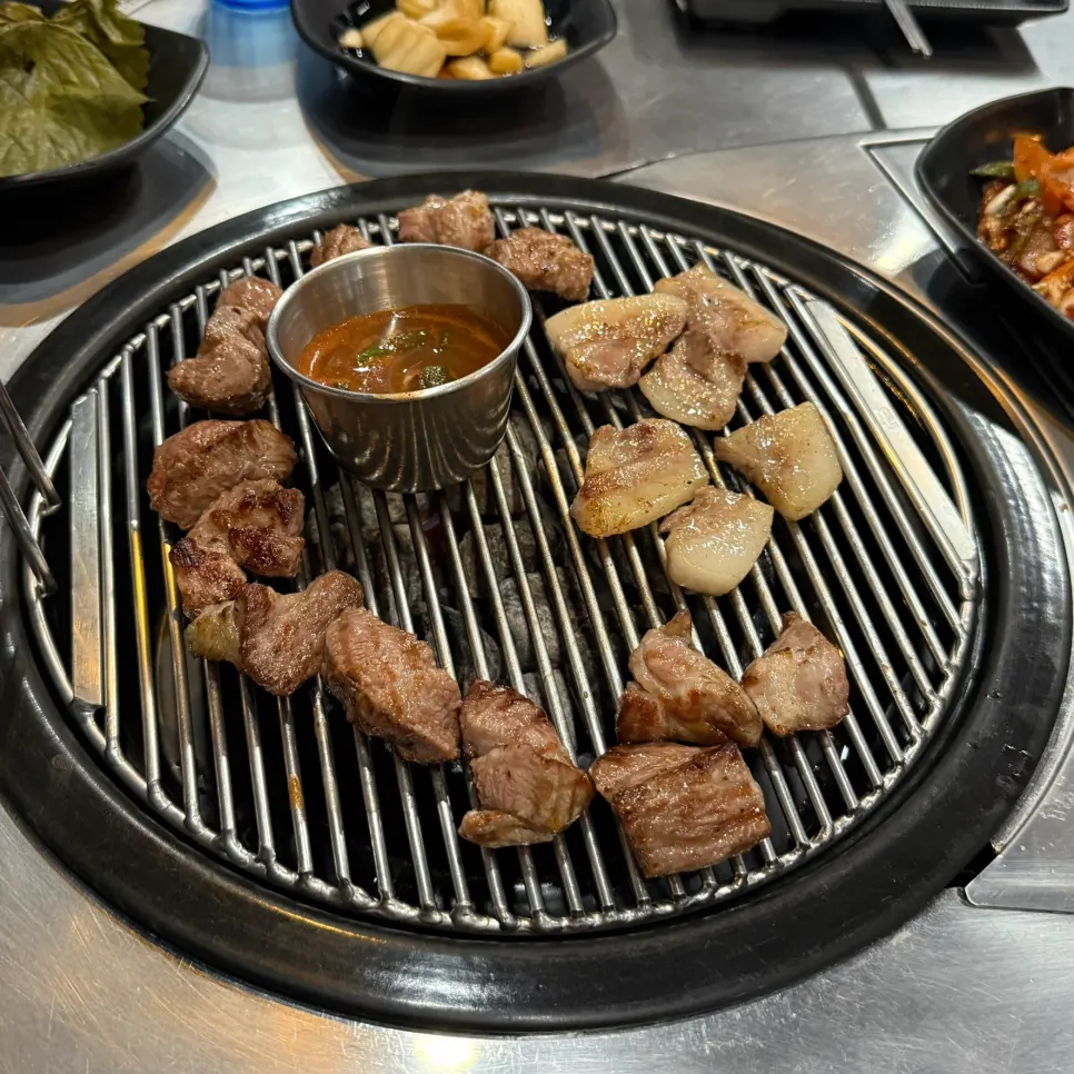 Geungogi grilling on the grill plate