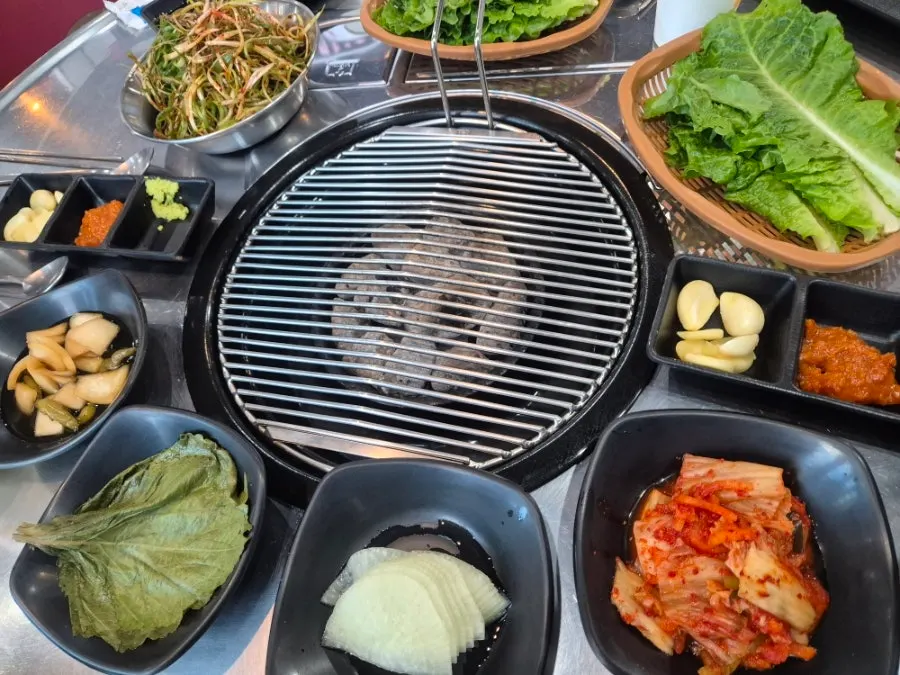 파채무침과 쌈무가 차려진 기본상차림