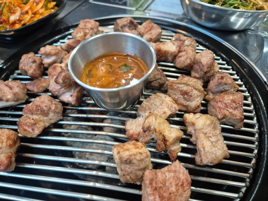 소금에 찍어 먹는 흑돼지 목살