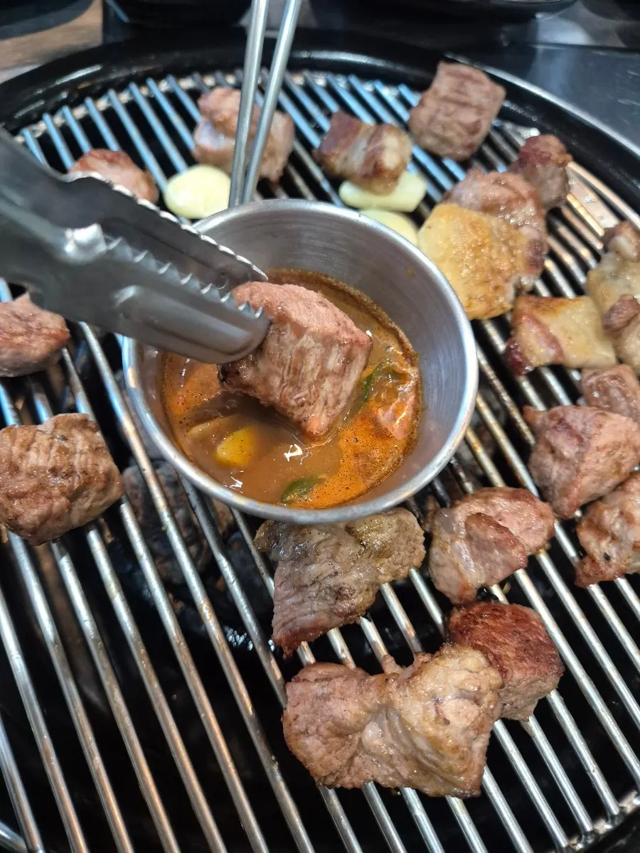 맬젓에 찍은 흑돼지 고기 한 점