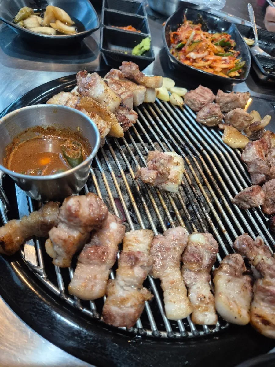 구워져 나온 흑돼지 삼겹살
