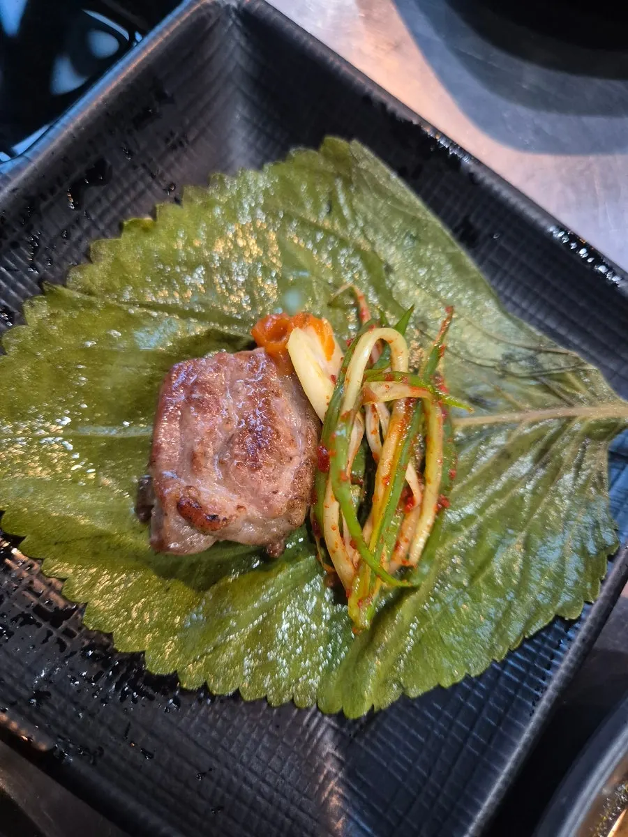 쌈야채에 올린 흑돼지 고기