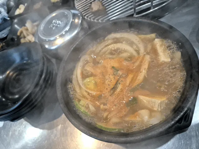 고기와 함께 나온 된장찌개 상차림