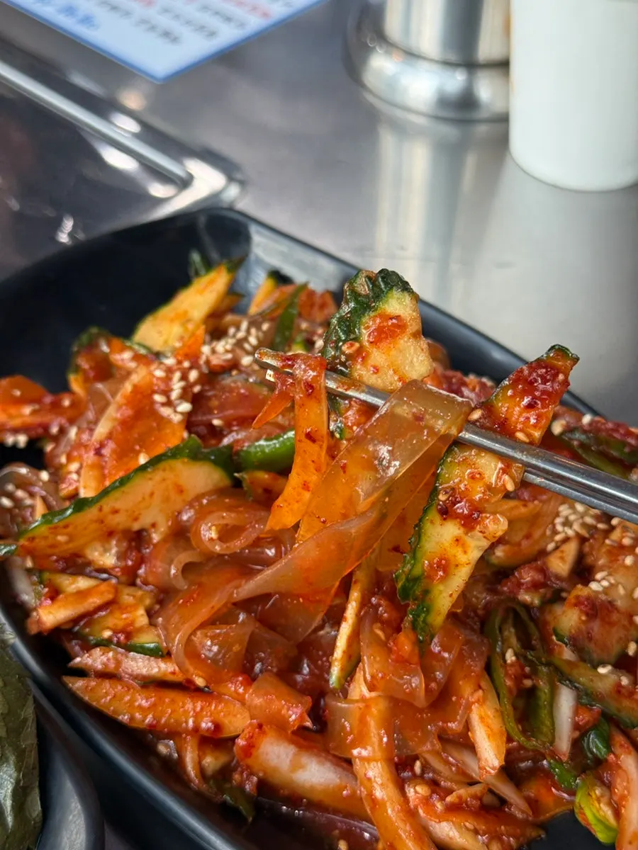 Black pork placed on the maekbanseok plate
