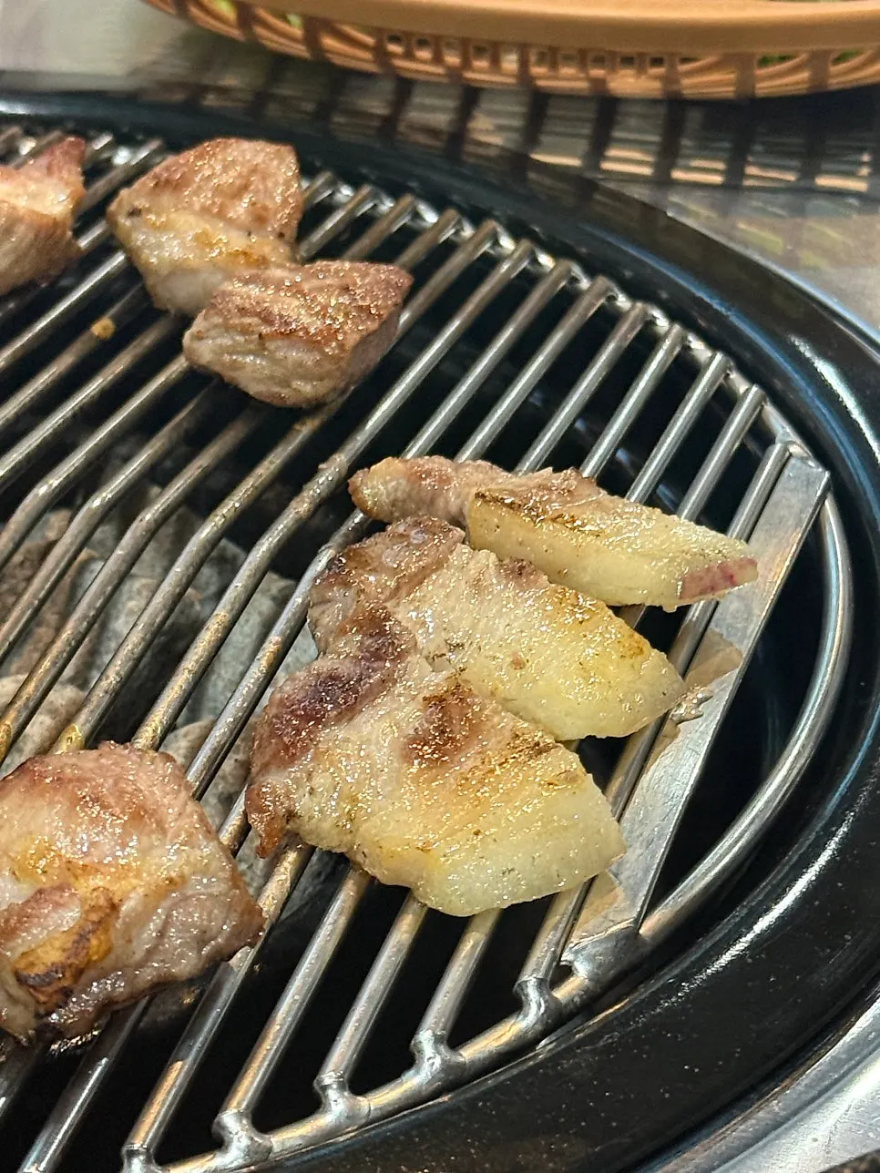 Black pork eaten with wrap vegetables