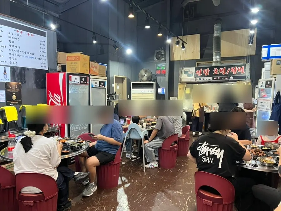 손님으로 붐비는 매장 내부