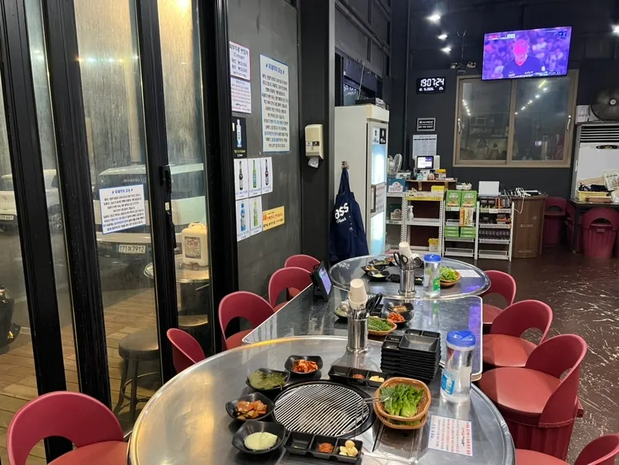 단체 손님용 테이블이 놓인 홀