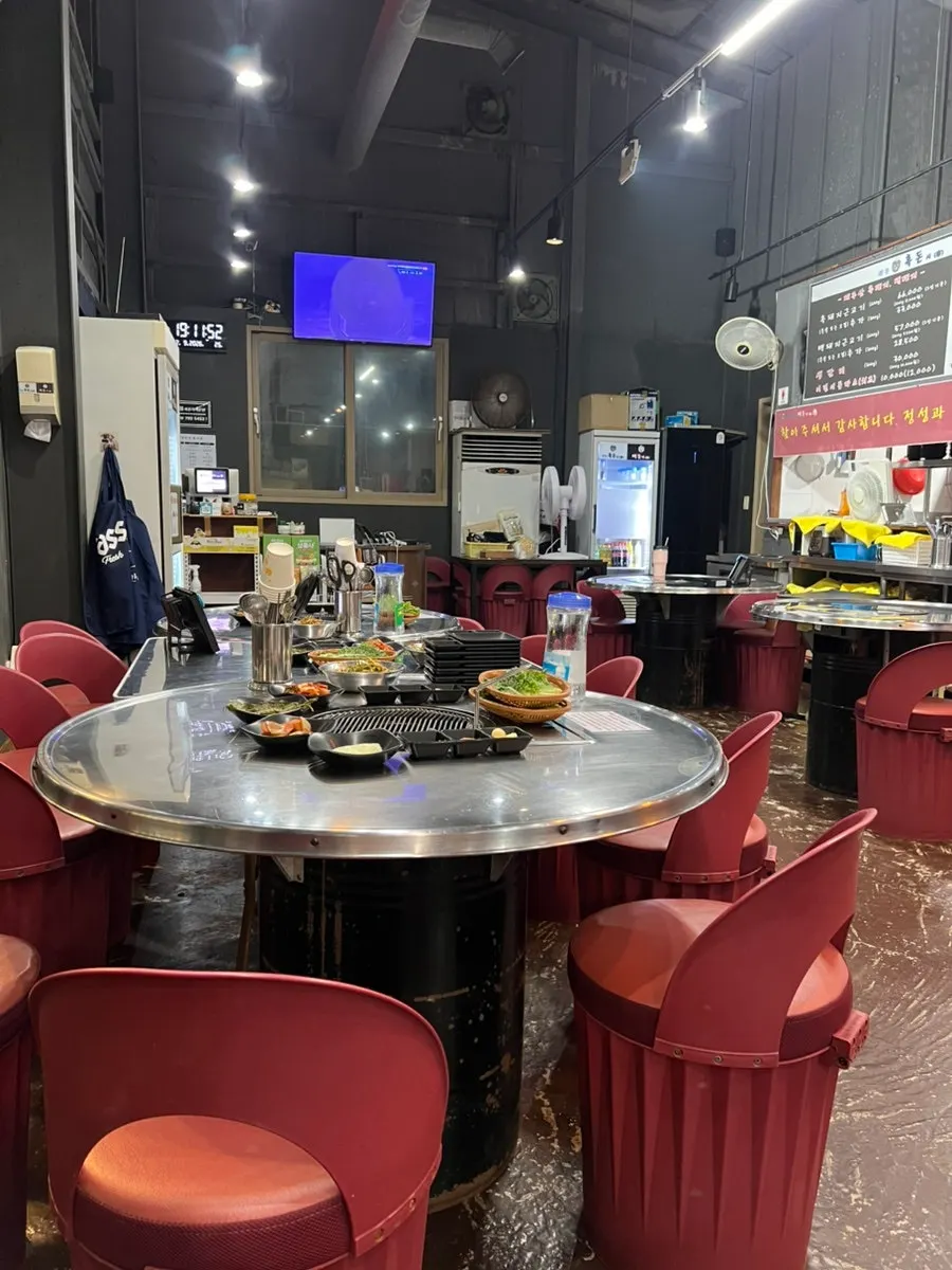 세로로 본 매장 내부 좌석