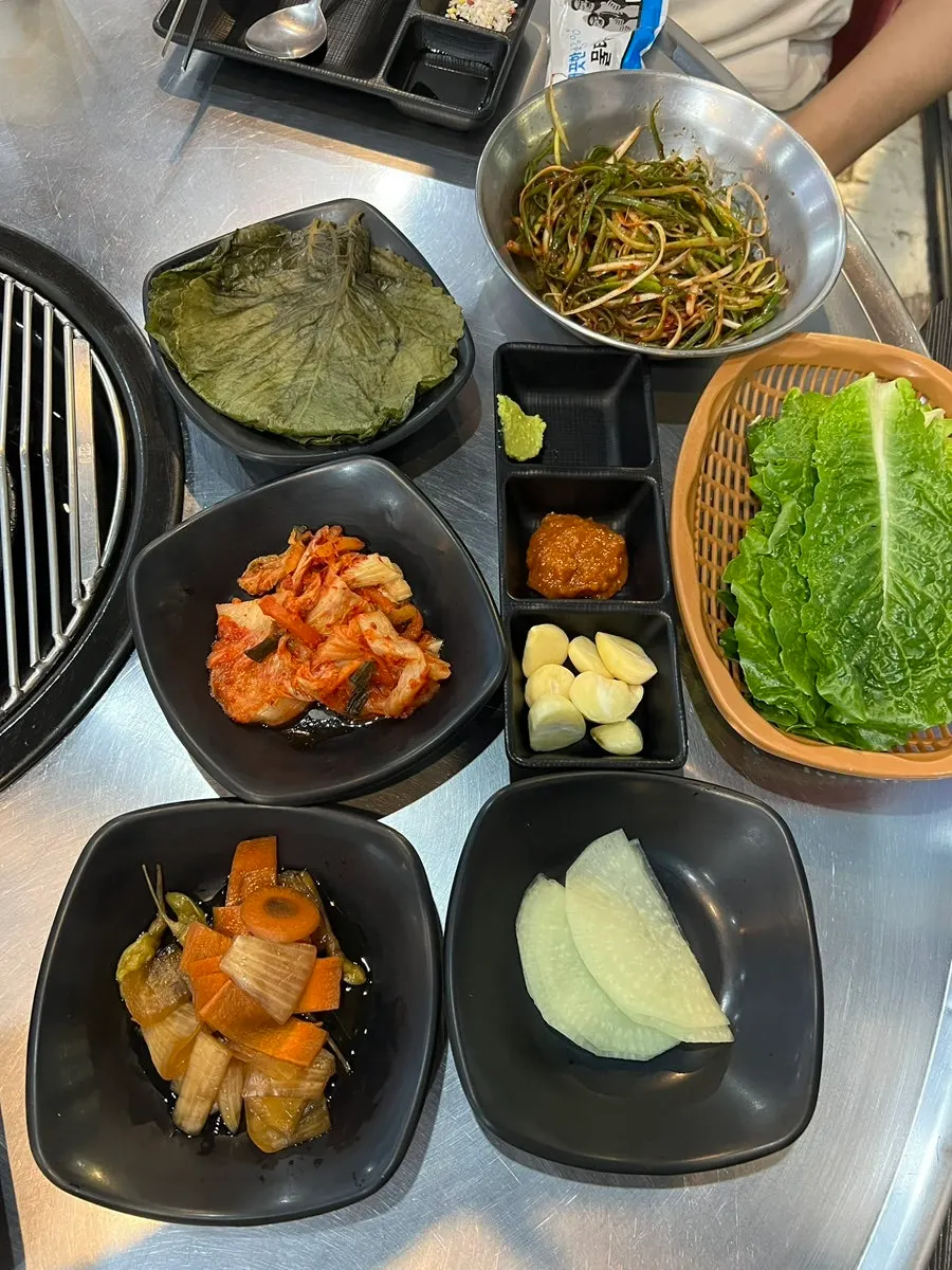 깻잎지와 쌈야채 등 밑반찬 한상