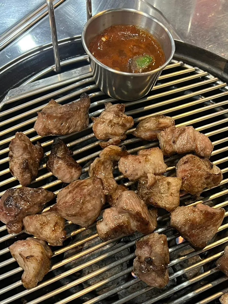 구워져 나온 흑돼지 목살
