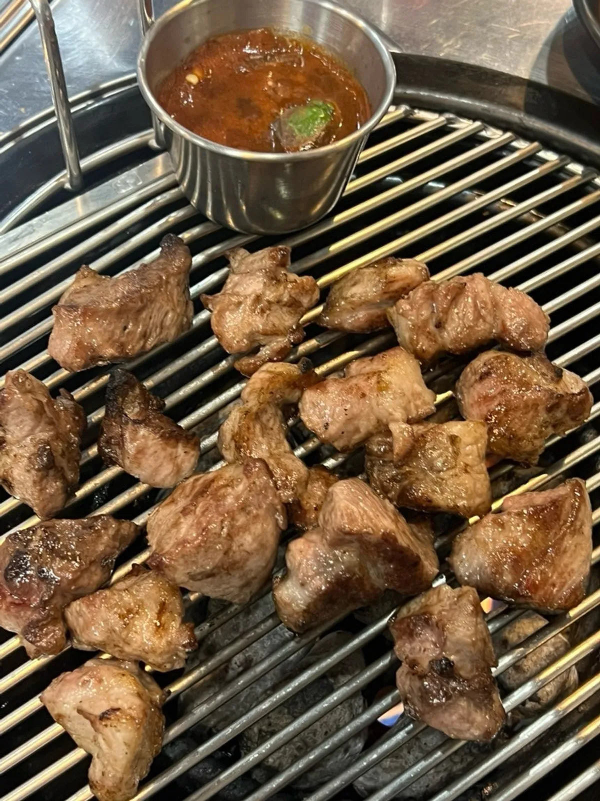 불판에 올려진 초벌 흑돼지 목살