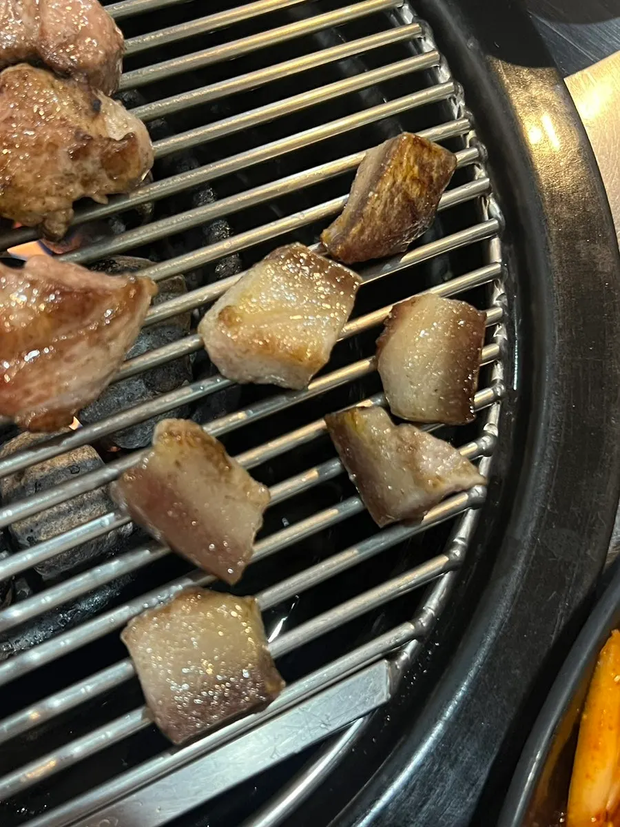 따로 담아 내준 비계 부위
