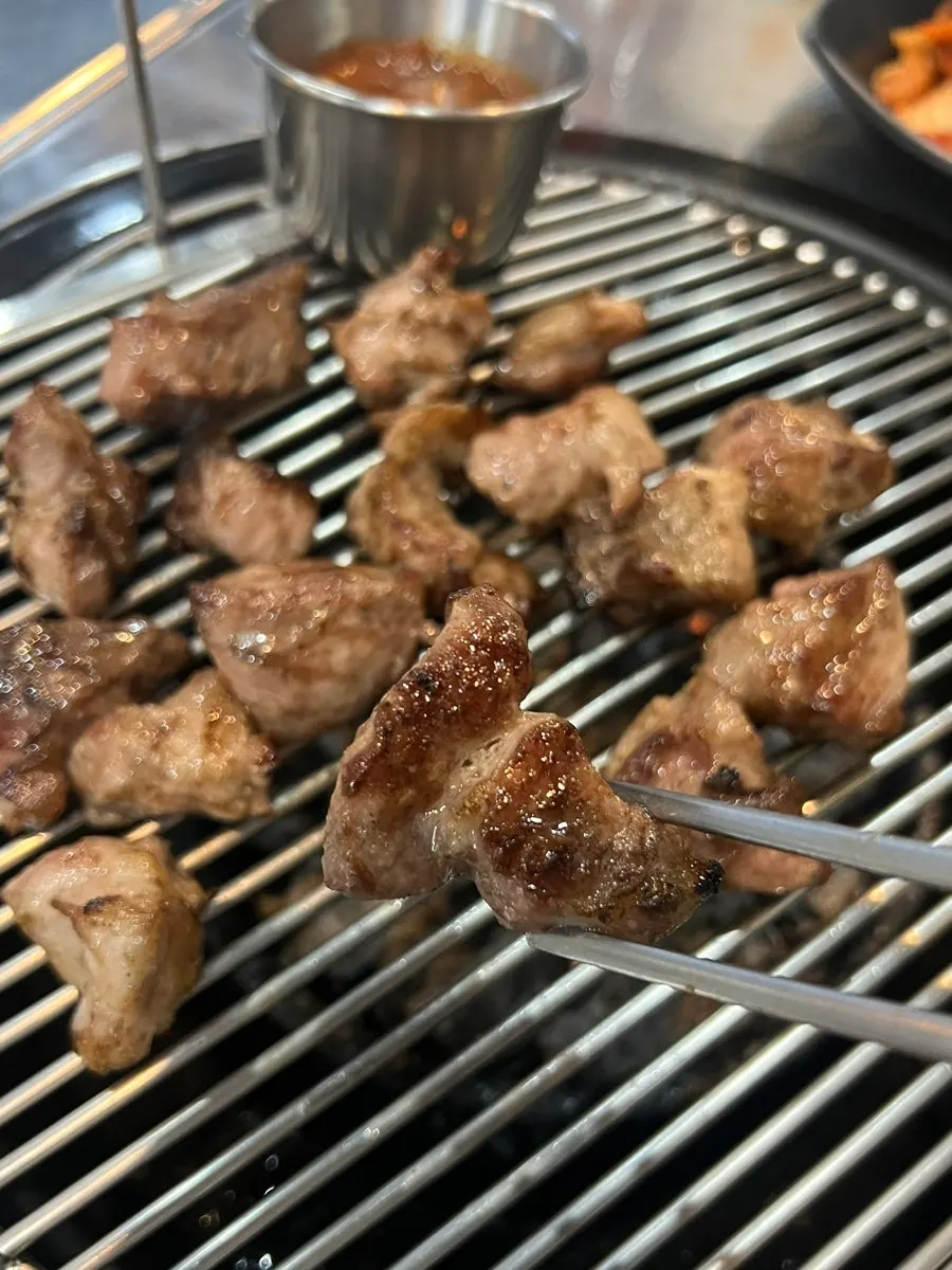 훈연향이 도는 구운 목살 한 점