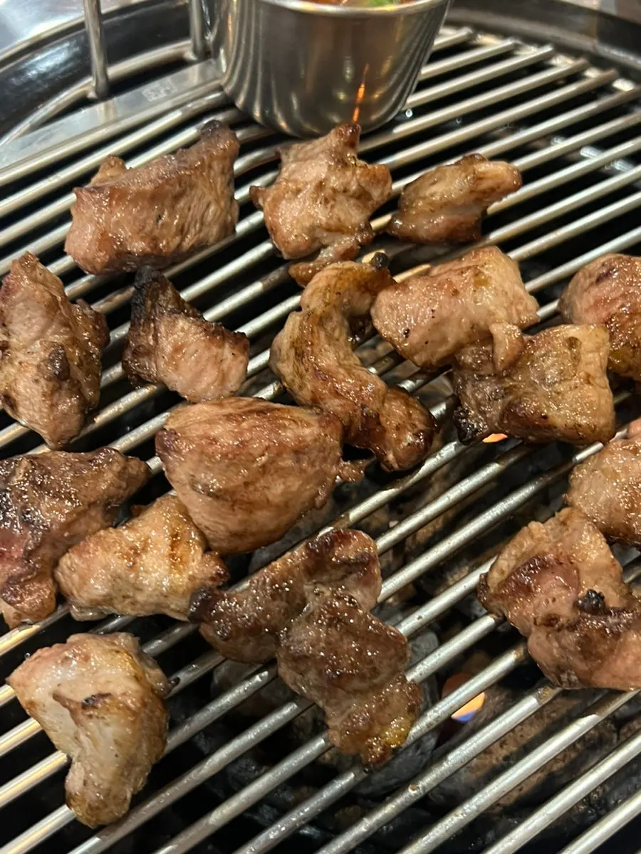 소금에 찍기 전 목살 한 점
