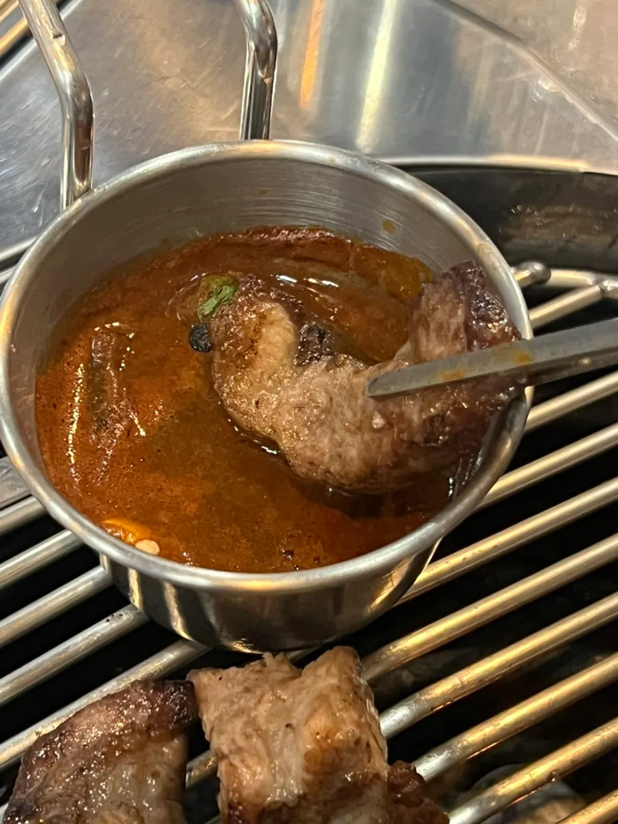 멜젓에 담근 흑돼지 고기