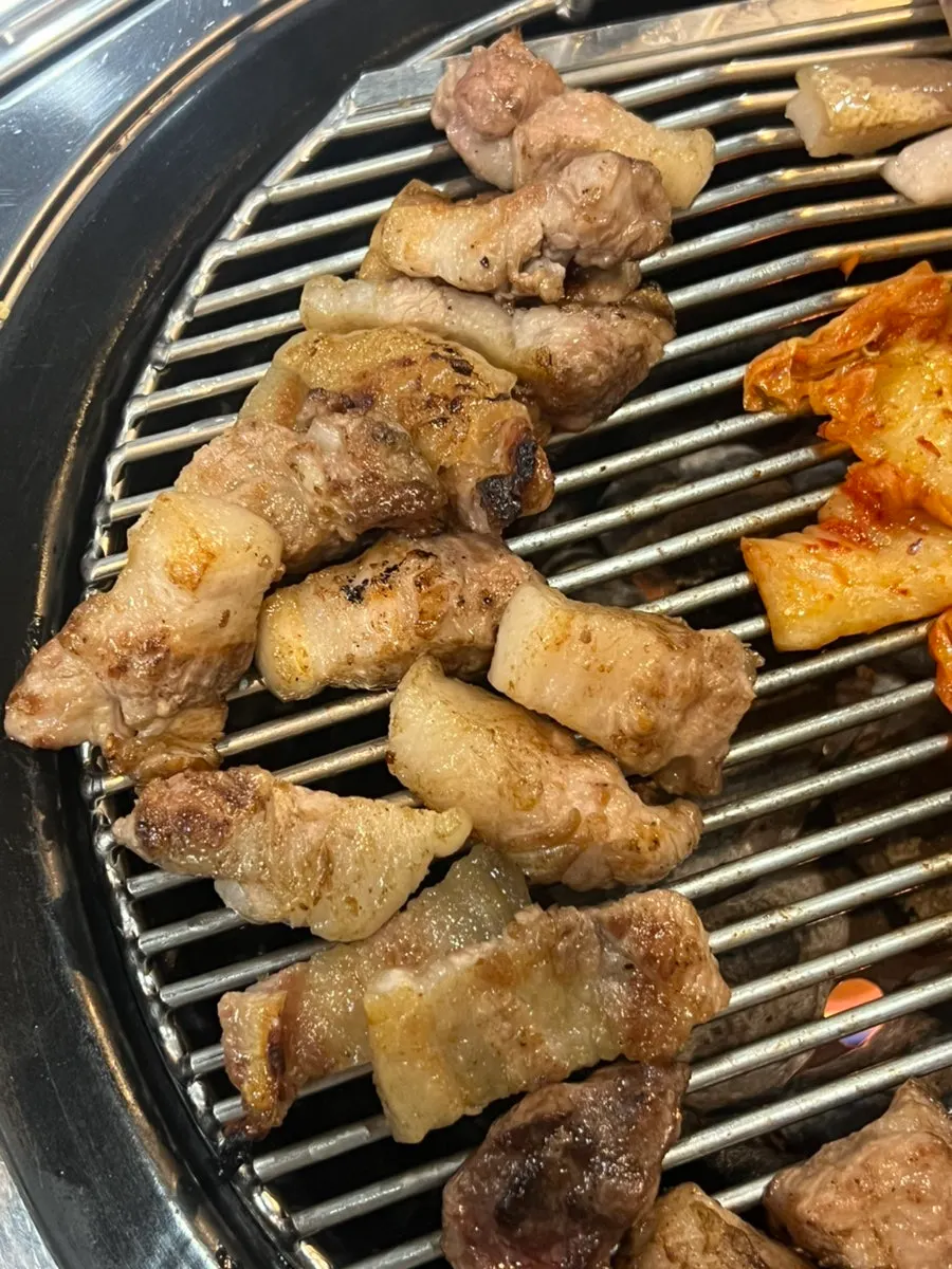 구워져 나온 흑돼지 삼겹살