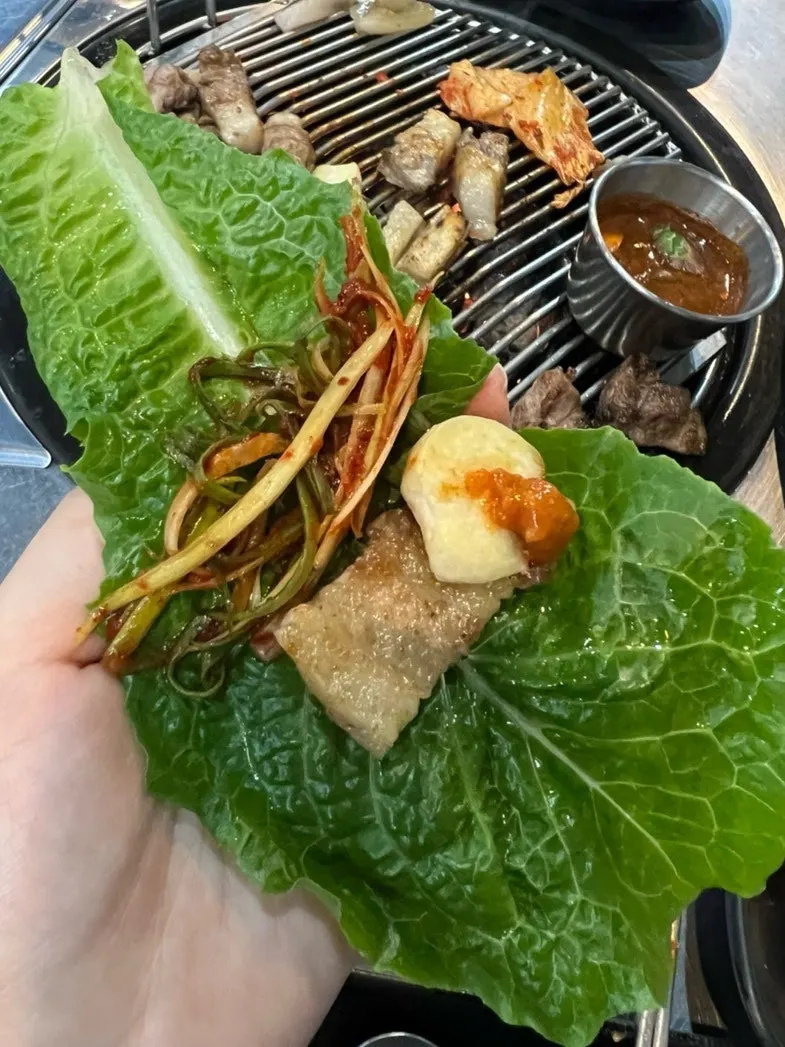 파채와 마늘을 올린 고기 쌈