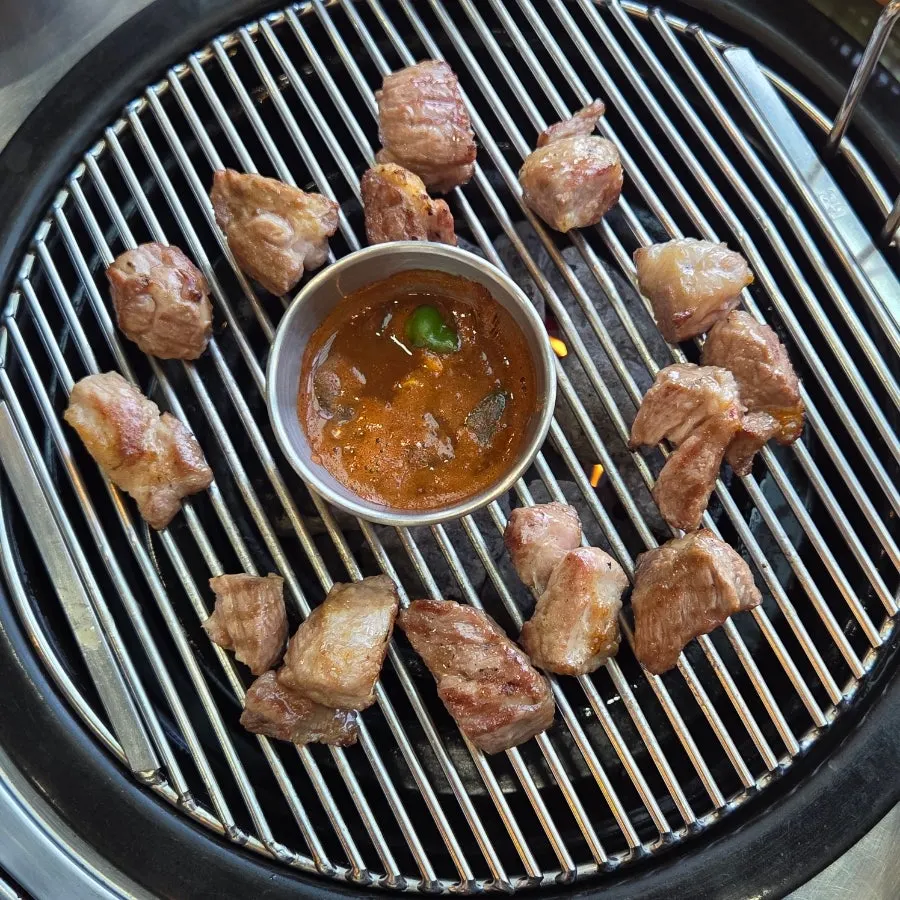 Grilled black pork neck (moksal)