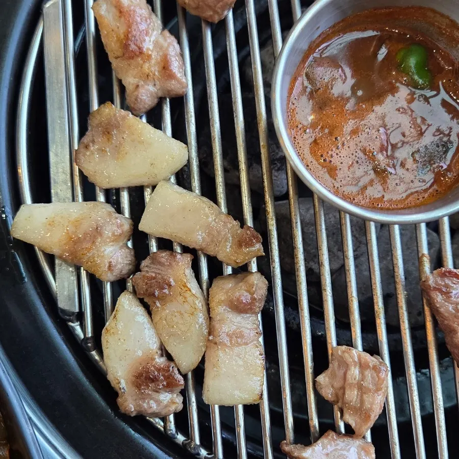 Chewy black pork neck meat (mokdeokjisal)