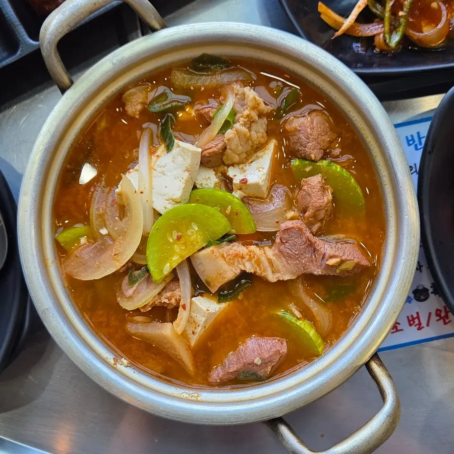 Black pork stew made without kimchi