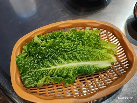 Table set with the basic side dishes at Heukdonsibaekdonmyeon