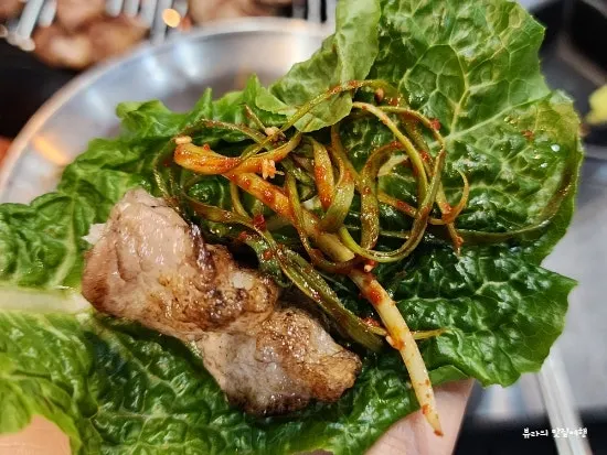 Table with black pork neck meat and raw ribs eaten alternately